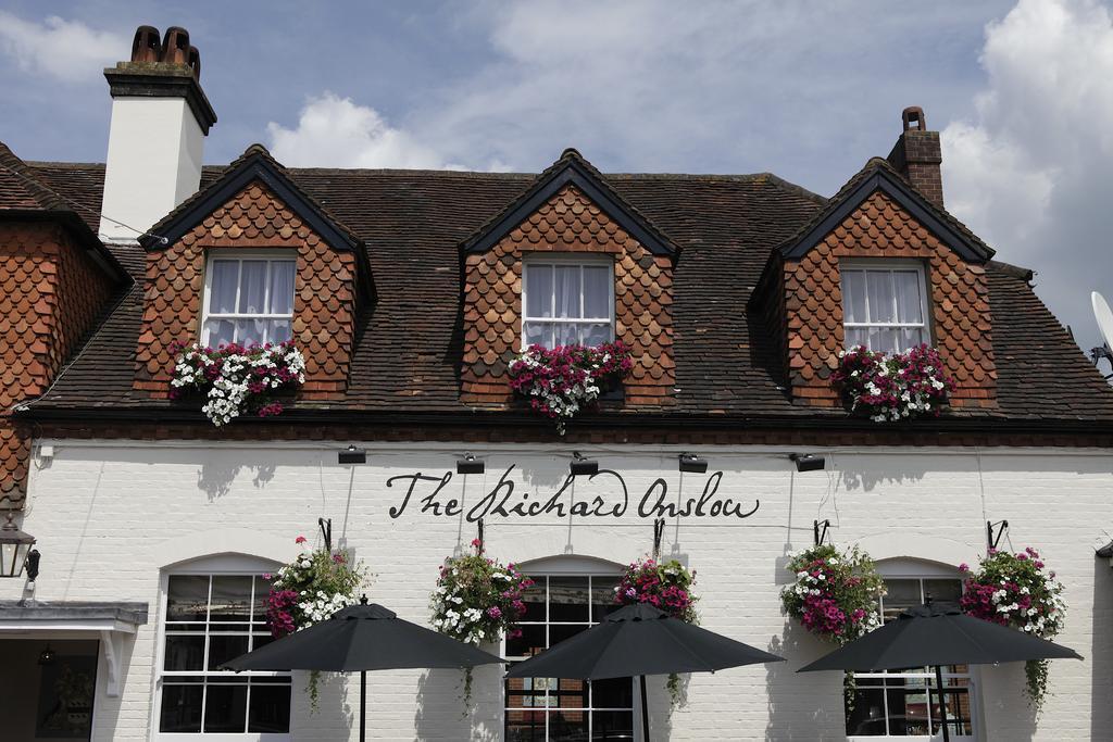 The Richard Onslow クランリー エクステリア 写真
